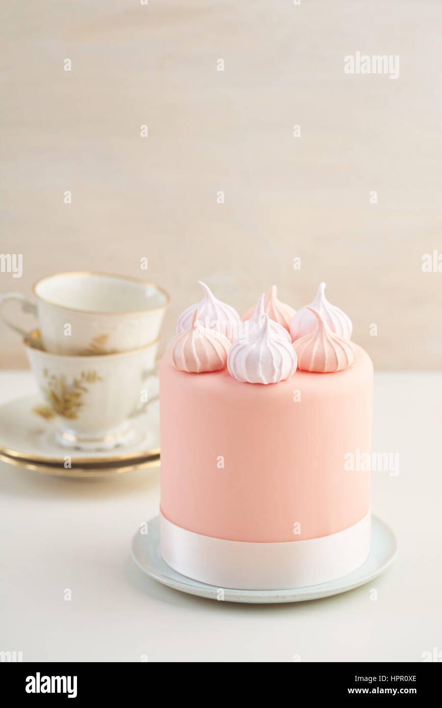 Mini Gâteau fondant recouvert avec de la meringue kisses Banque D'Images