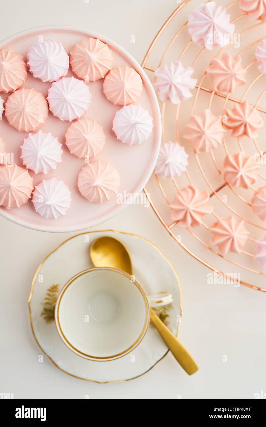 L'heure du thé avec des couleurs pastels confiserie meringue kisses Banque D'Images