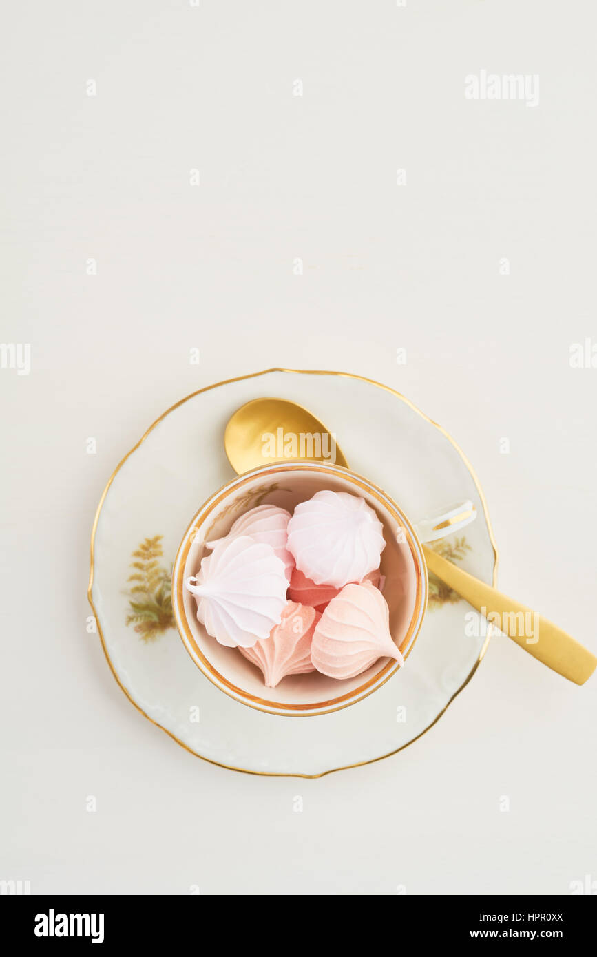 L'heure du thé avec des couleurs pastels confiserie meringue kisses Banque D'Images