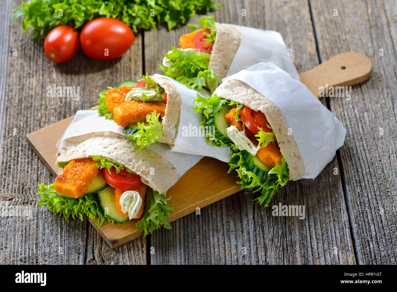 Sandwich Pita farci de bâtonnets de poisson croustillant, salade et sauce rémoulade Banque D'Images