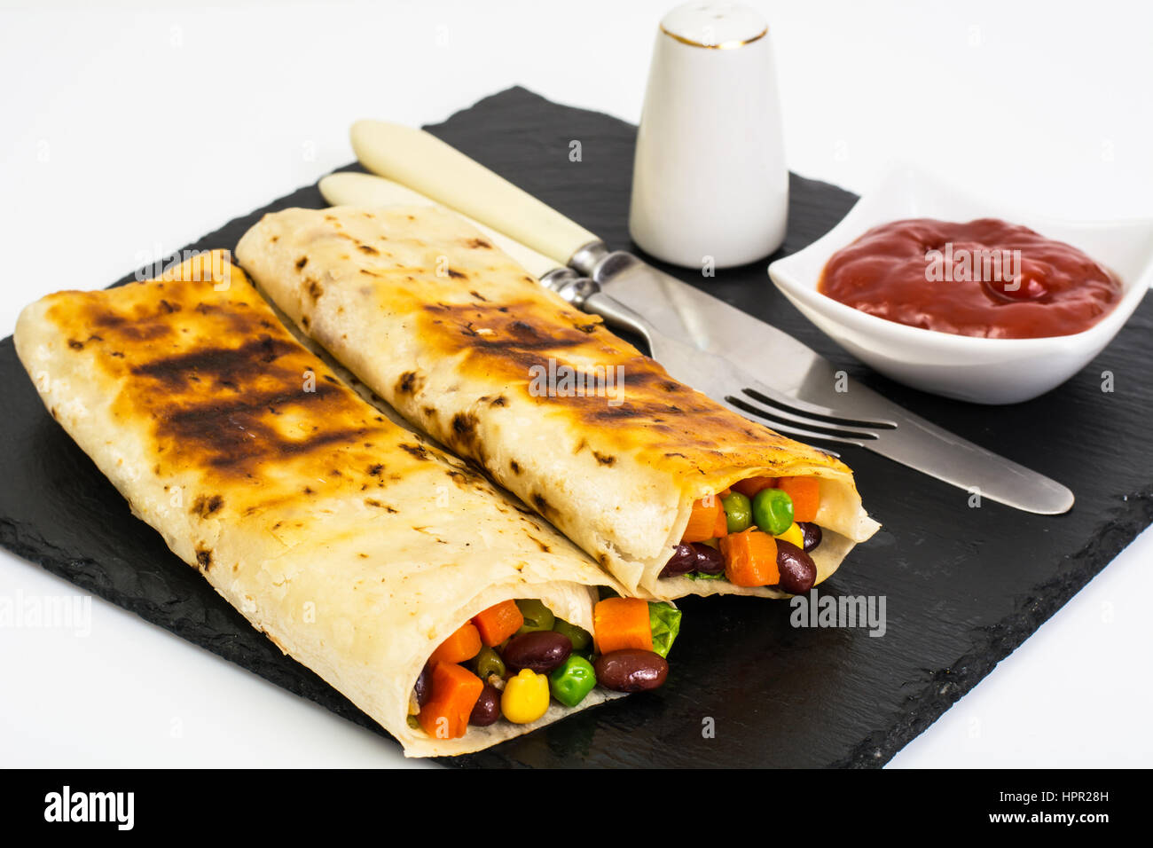 À partir de rouleaux aux légumes lavash sur pierre noire. Studio Photo Banque D'Images