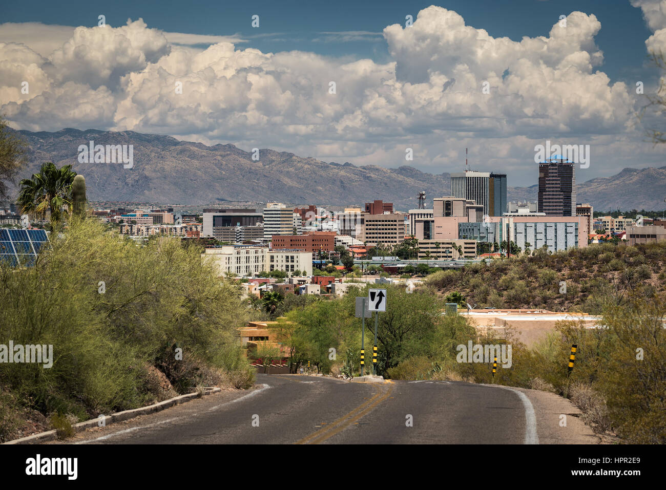 Le centre-ville de Tucson et Santa Catalina Mountain de la route vers le parc Pic Sentinel, Tucson, Arizona, USA Banque D'Images