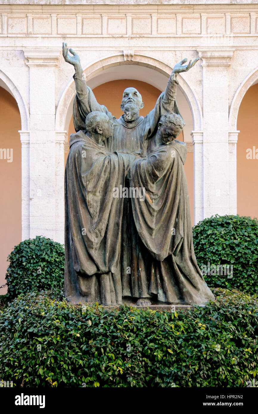 La statue représente saint Benoît mourir soutenu par ses disciples. Il est situé dans le cloître du monastère de Montecassino. Banque D'Images