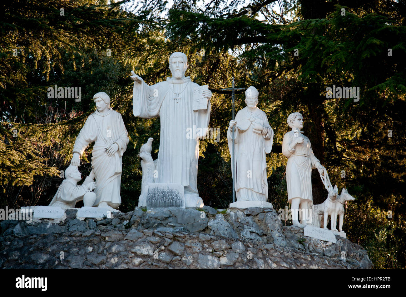 Statue de Saint Benoît et ses disciples qui sont à l'entrée du monastère du saint près de Subiaco en Italie centrale Banque D'Images