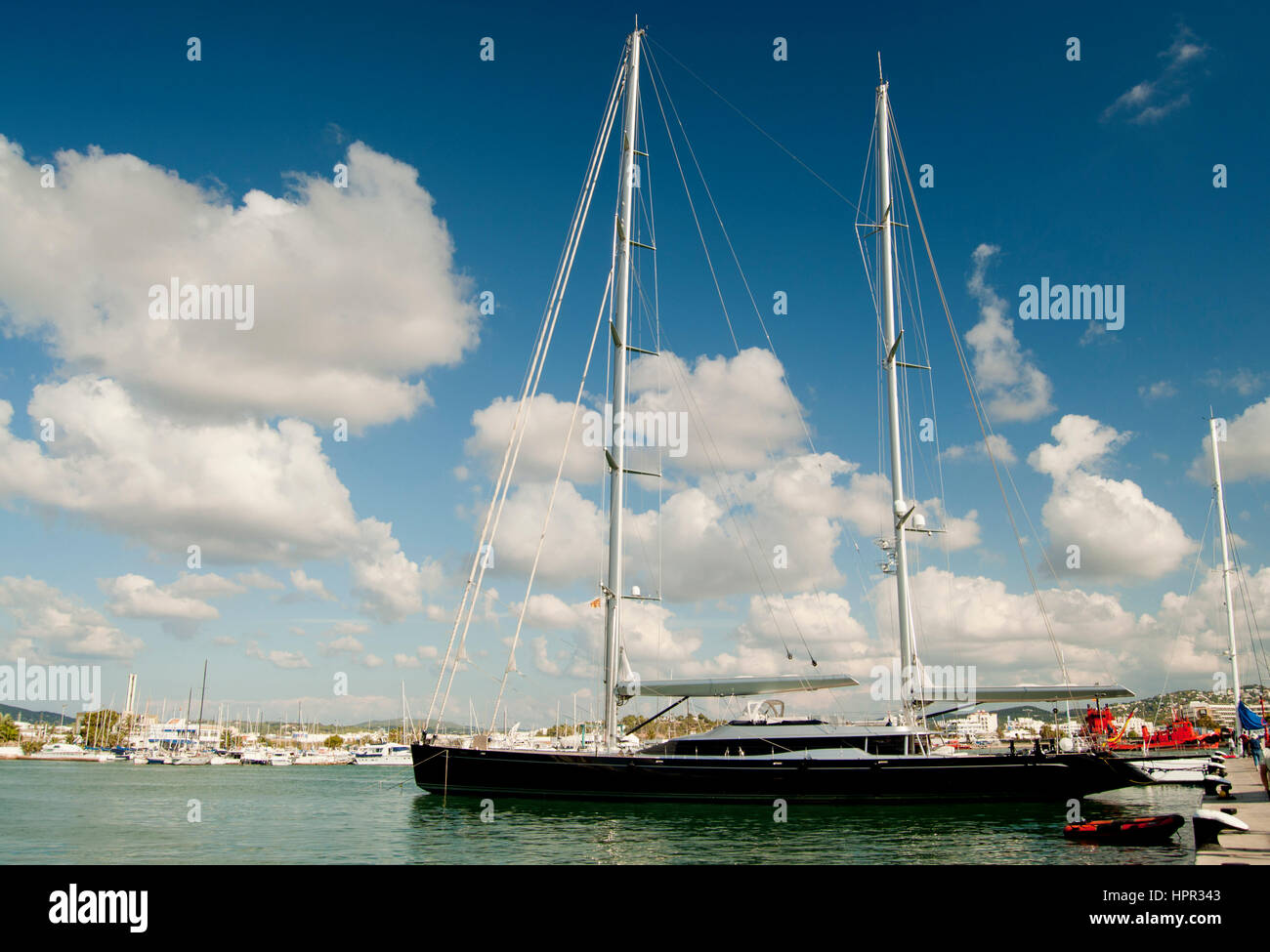 Grand voile bateau amarré dans le port d'Ibiza Banque D'Images