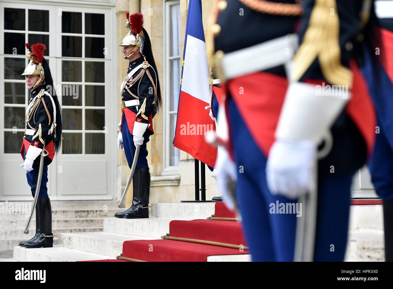 PARIS, FRANCE - Le 10 juin : l'Hôtel Matignon Garde républicaine d'honneur au cours d'une cérémonie d'accueil le 10 juin 2016 à Paris. Matignon est le fonctionnaire resid Banque D'Images