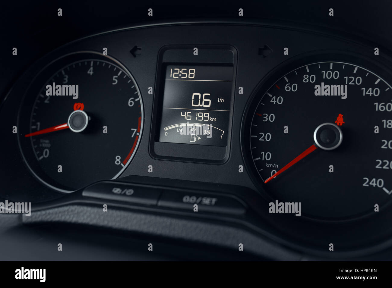 Tableau de bord d'une voiture moderne, indicateur de vitesse, tachymètre, odomètre Banque D'Images