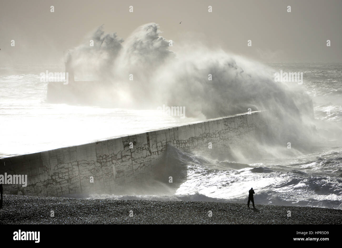 Tempête de Doris batters la côte sud à Newhaven, East Sussex Banque D'Images