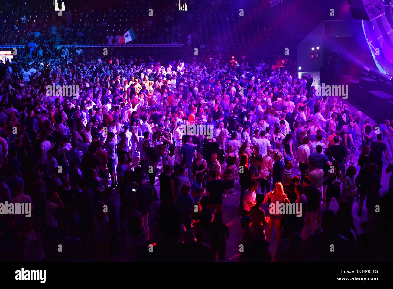 CLUJ-NAPOCA, ROUMANIE - 7 août 2016 : foule à faire la fête dans la piscine  discothèque Arena pendant le festival indicibles Photo Stock - Alamy