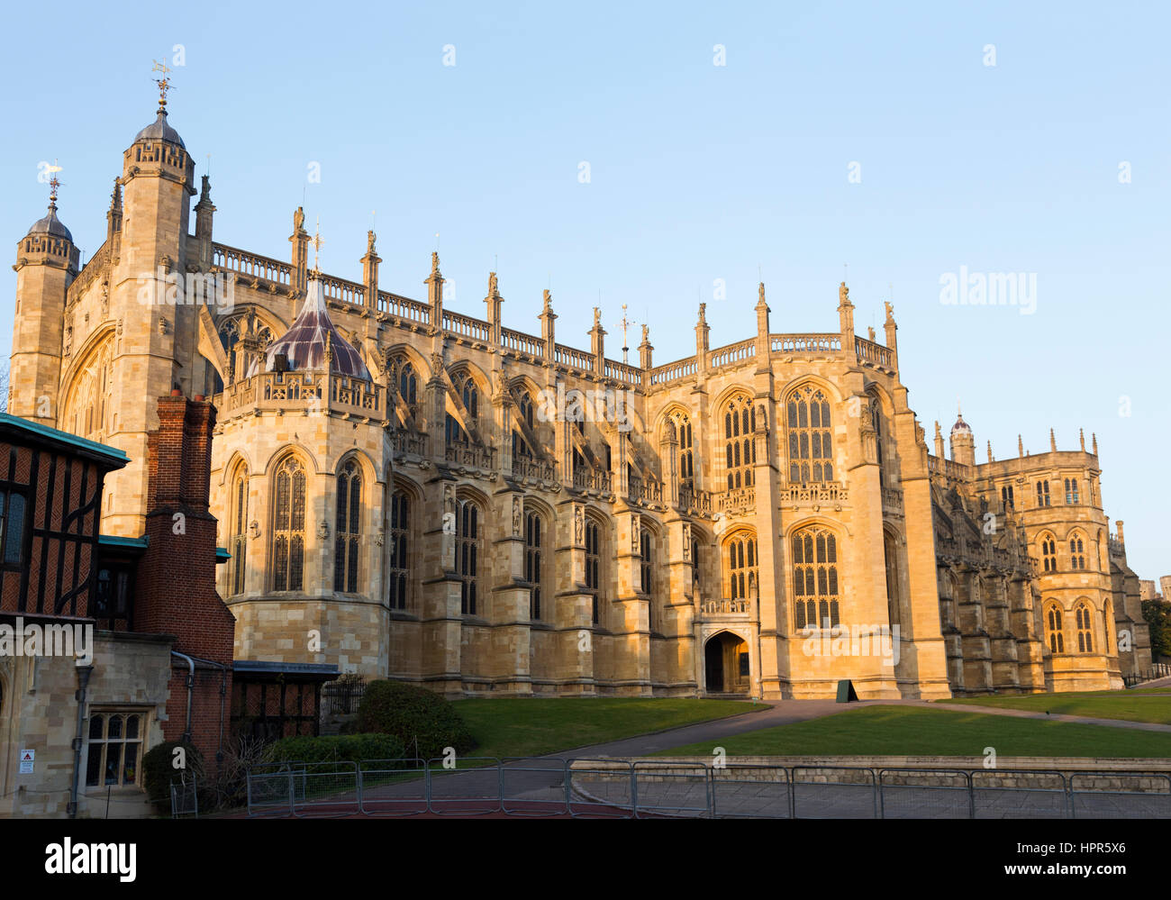 La façade sud / sud de l'aspect de la chapelle Saint George, à l'intérieur du château de Windsor. Windsor, Berkshire. UK. Dès les beaux jours avec sun & blue sky / ciel. Banque D'Images