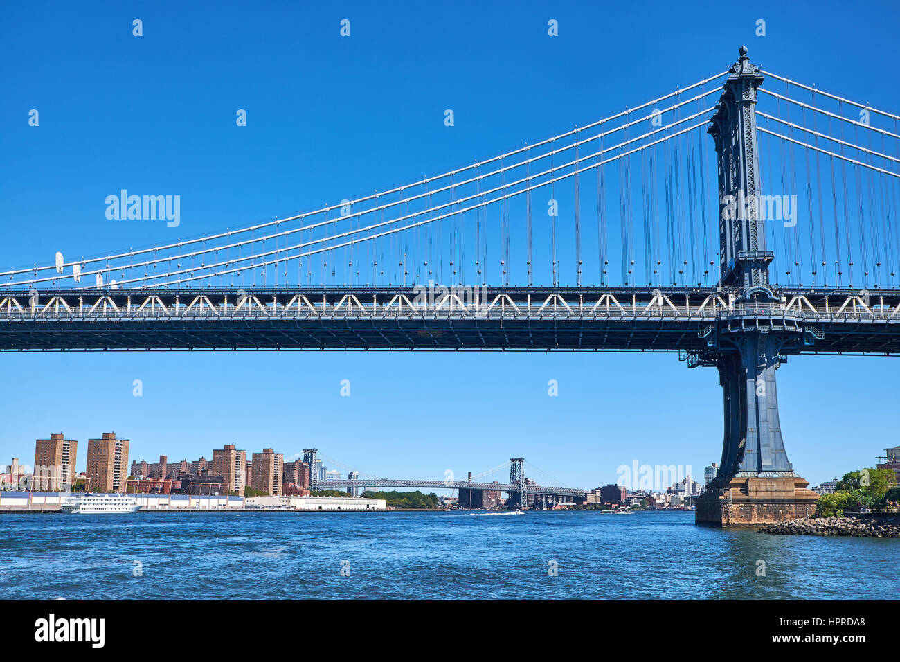 Traversée du Pont de Manhattan avec la rivière East Williamsburg Bridge en arrière-plan dans la ville de New York Banque D'Images