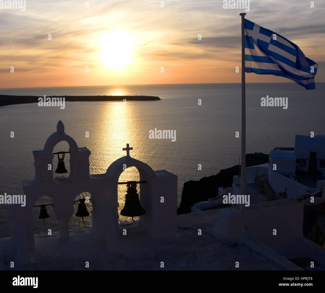 Tintement des cloches avec un drapeau grec à Santorin avec une vue sur la mer dans le monde entier d'utilisation | Banque D'Images