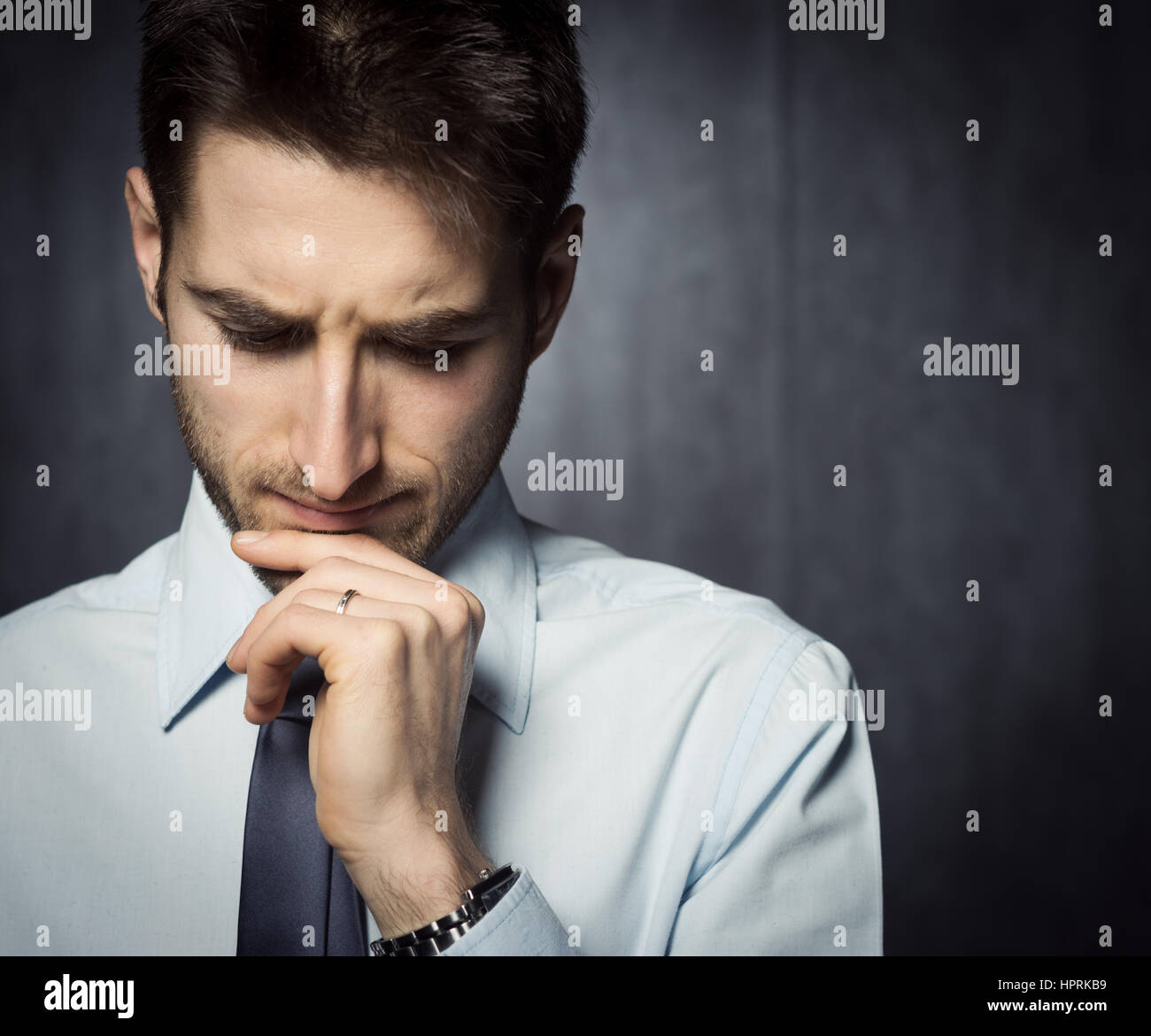 Young handsome businessman thinking with hand on chin. Banque D'Images Young handsome businessman thinking with hand on chin. Banque D'Images