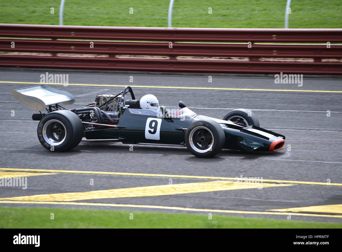 Voiture de course McLaren vintage historique sur la voie Banque D'Images
