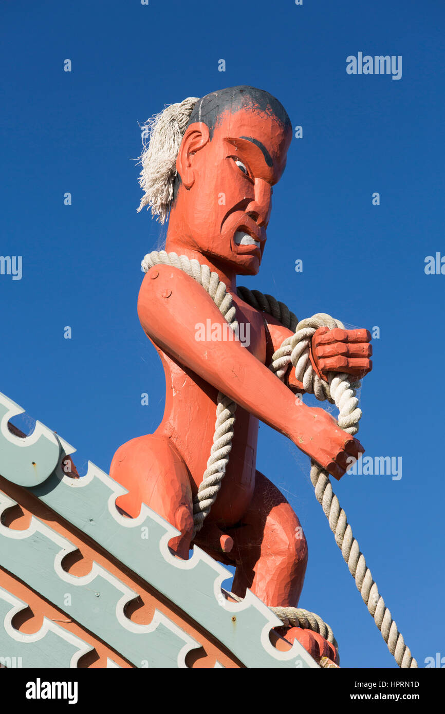 Kaikoura, Canterbury, Nouvelle-Zélande. Pouwhenua colorés illustrant la figure mythologique de Maui, la pêche de son canot. Banque D'Images