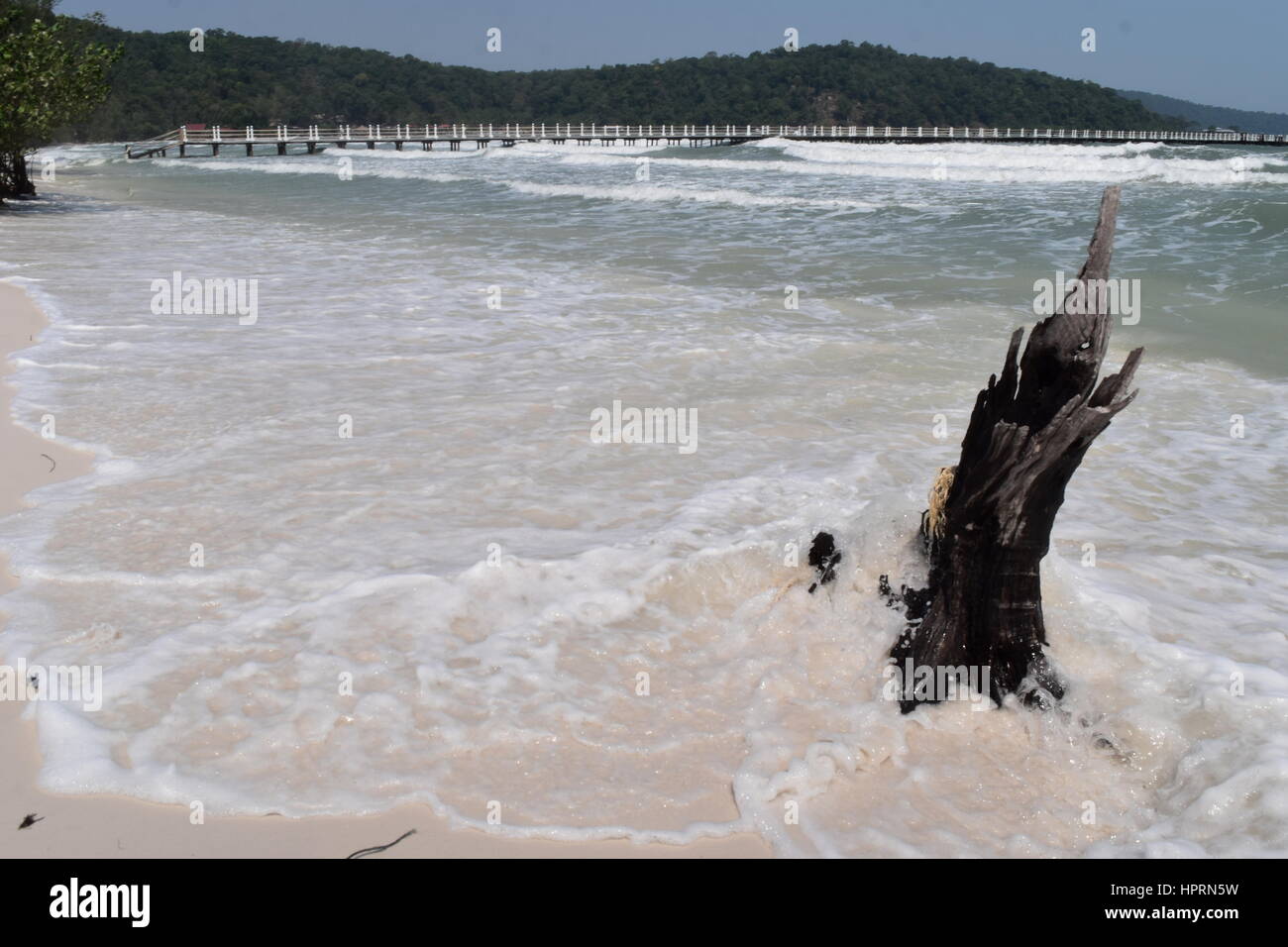 Vide et paisible plage de sable tropicales à distance - l'île de Koh Rong Sanloem, Cambodge Banque D'Images