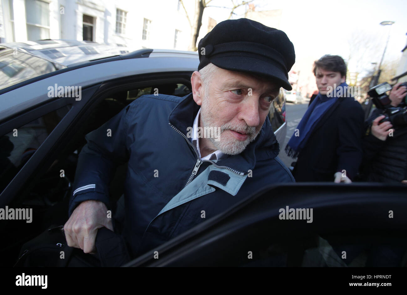 Leader du travail Jeremy Corbyn quitte son domicile dans le nord de Londres à la suite d'une humiliante coup porté au parti par les conservateurs après avoir arraché Copeland dans une élection historique la victoire. Banque D'Images