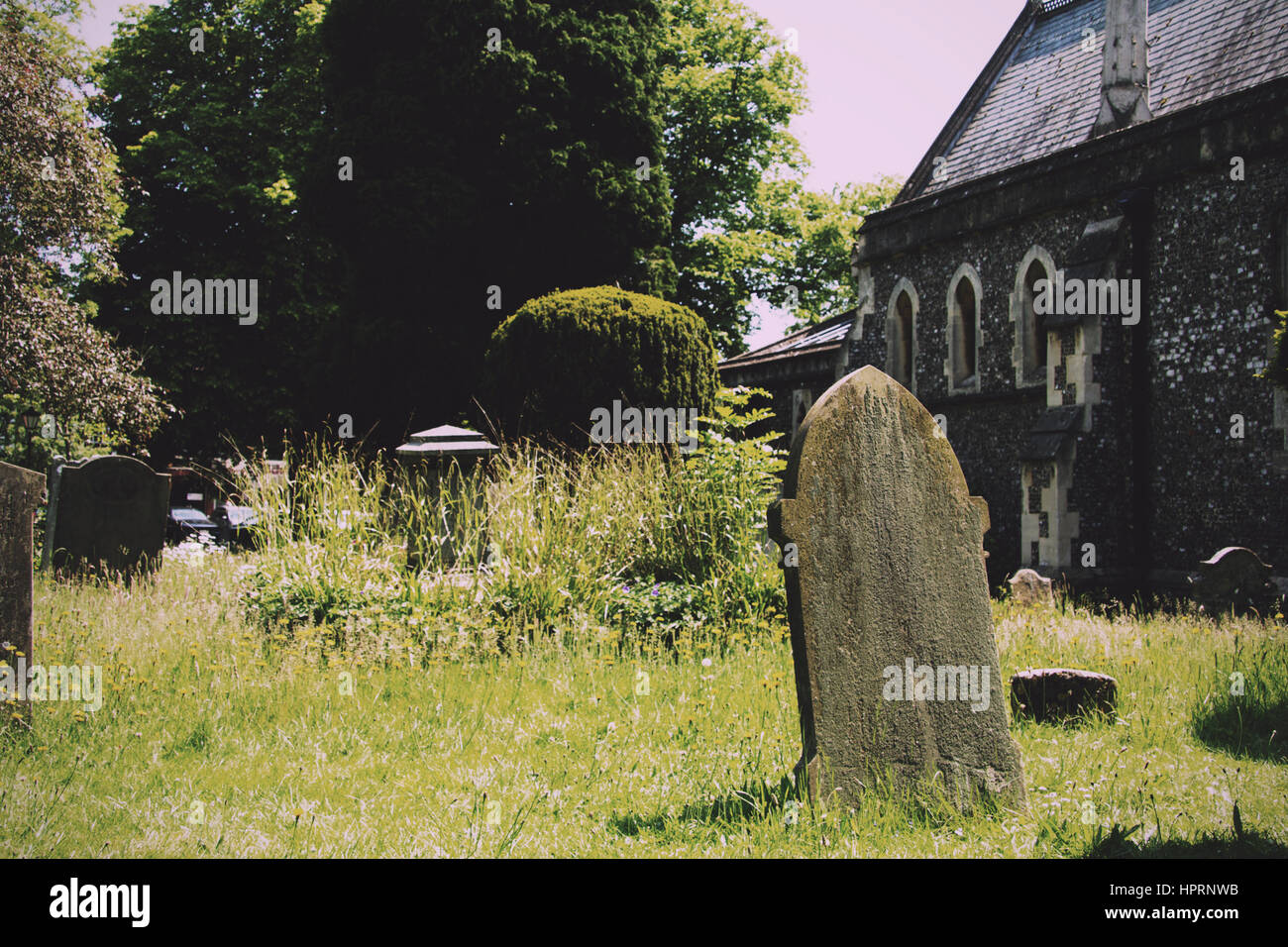 Pierres tombales en dehors d'une église à Beaconsfield, Buckinghamshire, Angleterre Vintage Retro Filtre. Banque D'Images