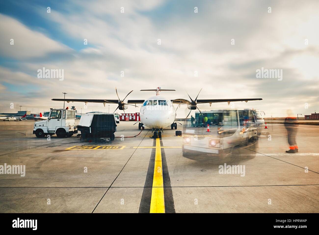 La vie quotidienne à l'aéroport très fréquenté. Préparation de l'avion à turbopropulseurs avant le vol. Banque D'Images