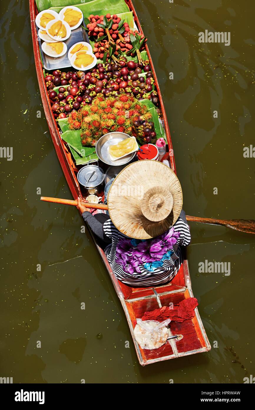 Marché flottant traditionnel dans Damnoen Saduak près de Bangkok Banque D'Images