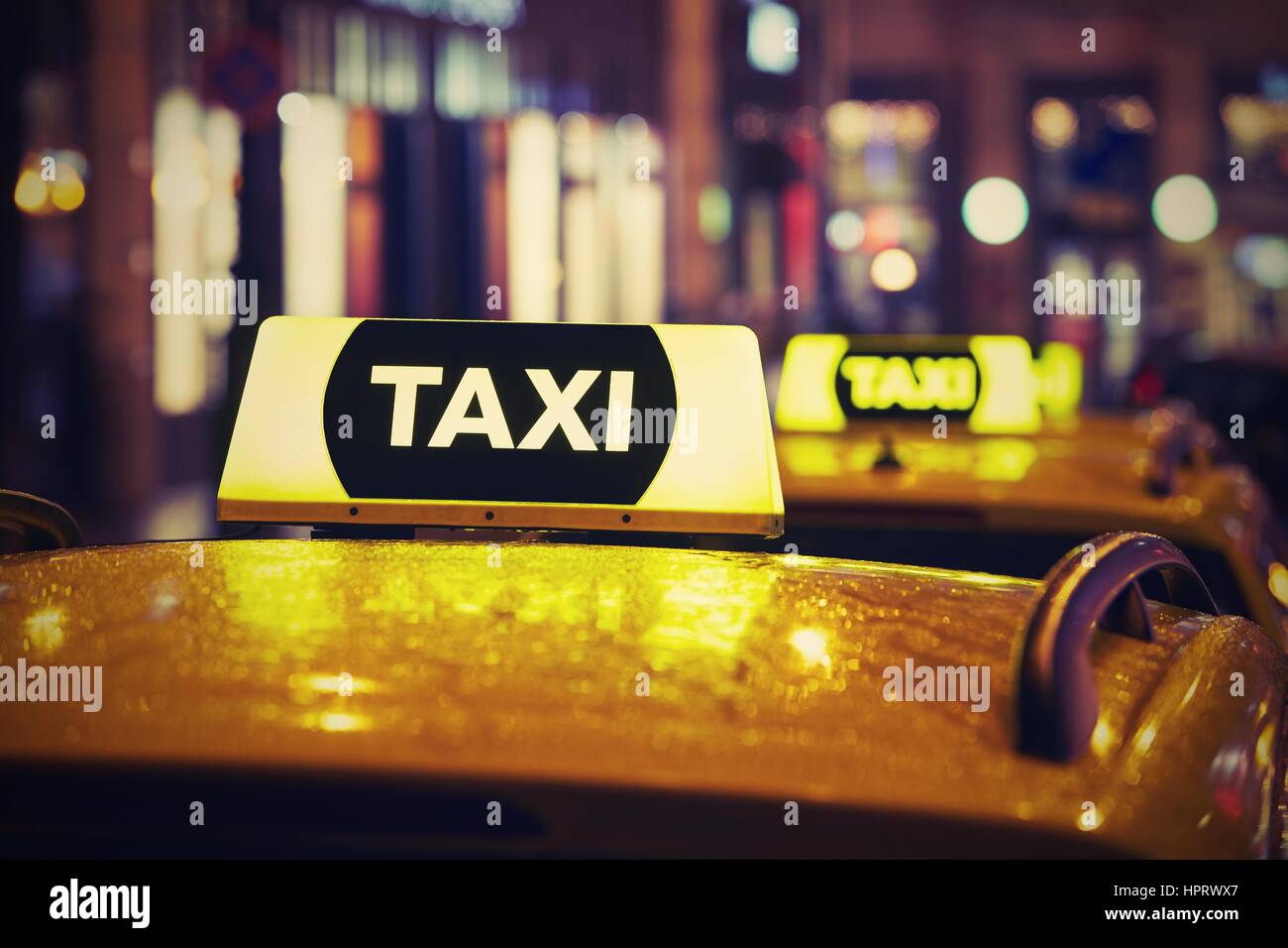 Une voiture de taxi sur la rue la nuit Banque D'Images