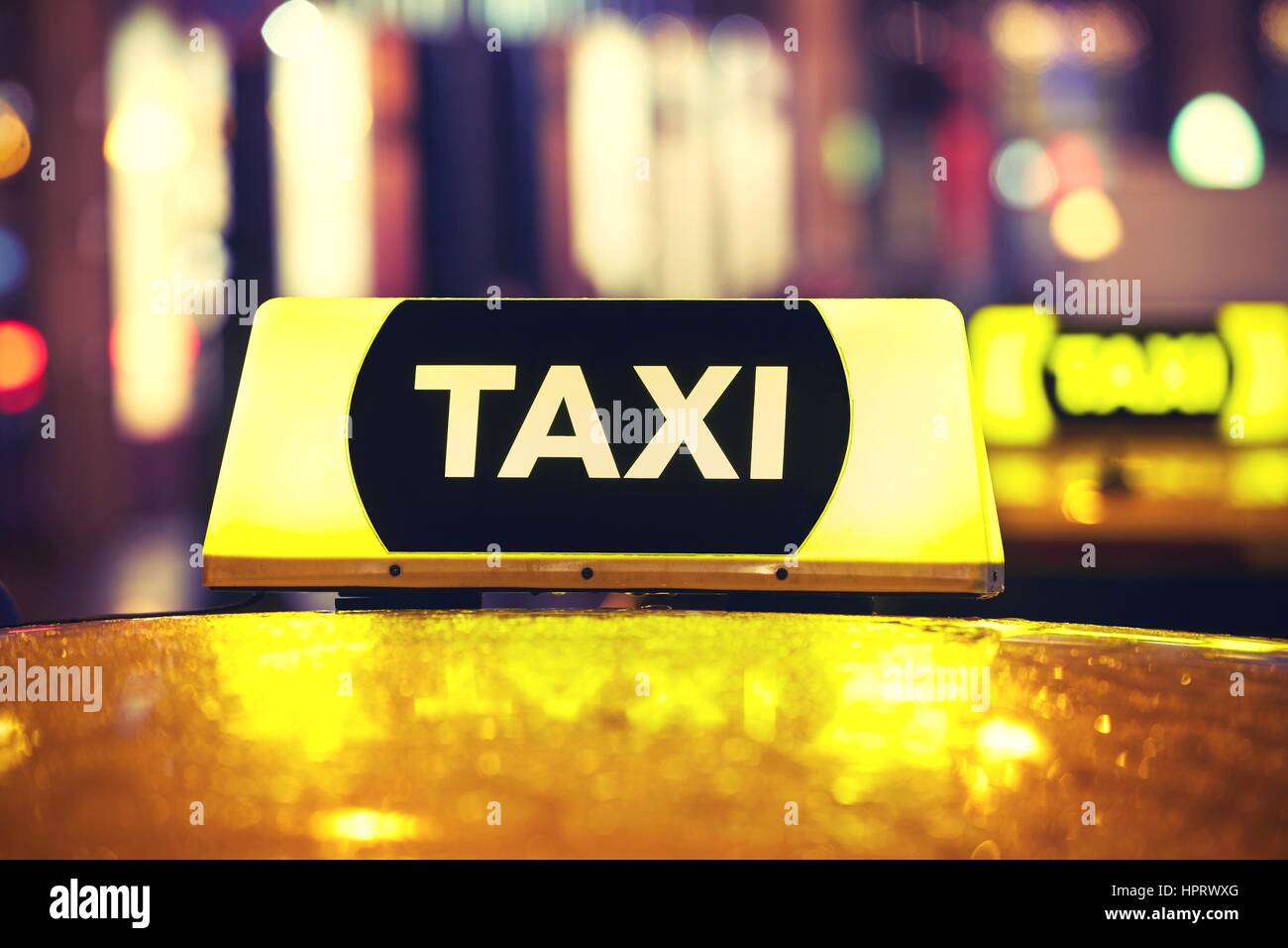 Une voiture de taxi sur la rue la nuit Banque D'Images