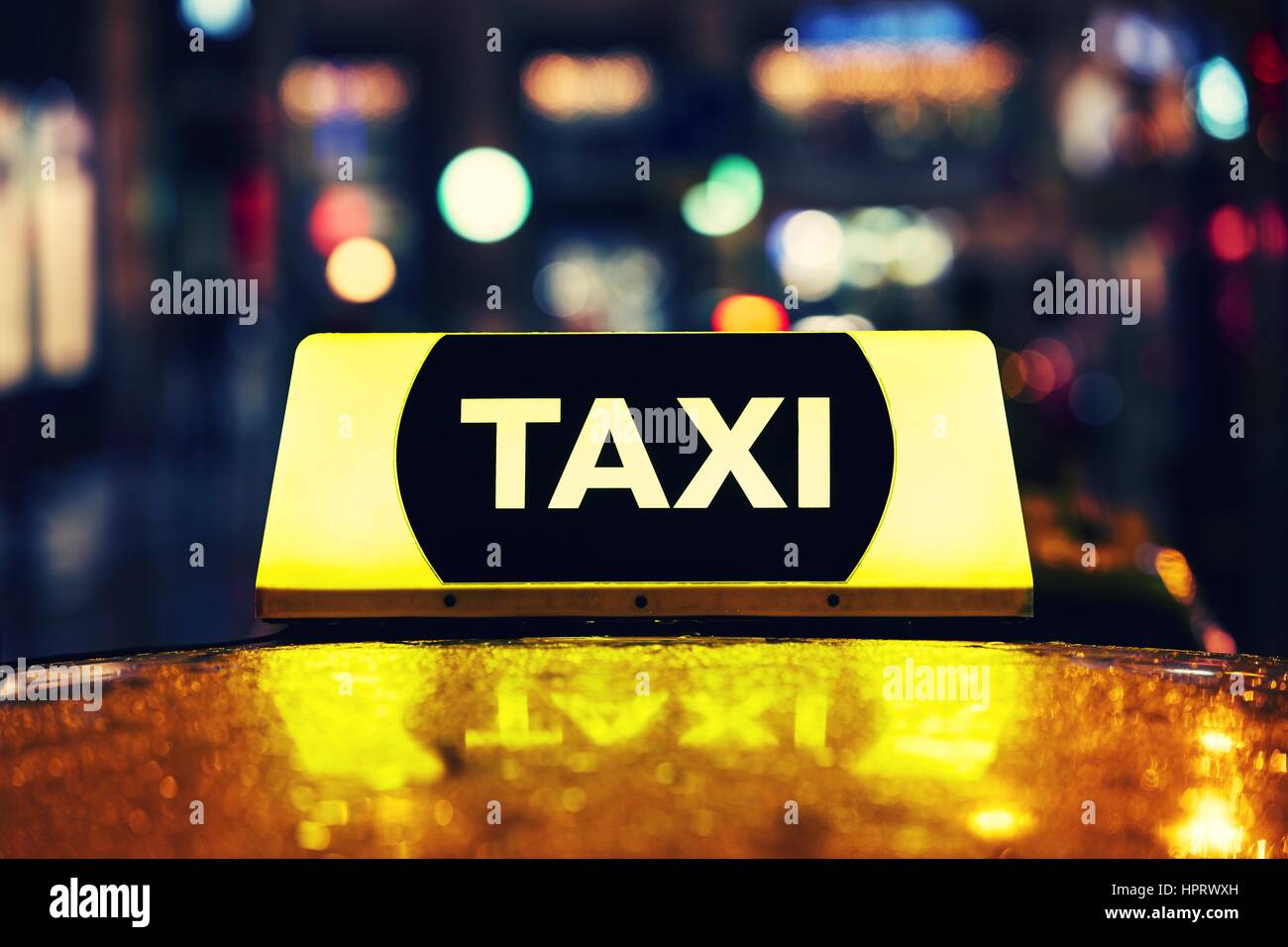 Une voiture de taxi sur la rue la nuit Banque D'Images