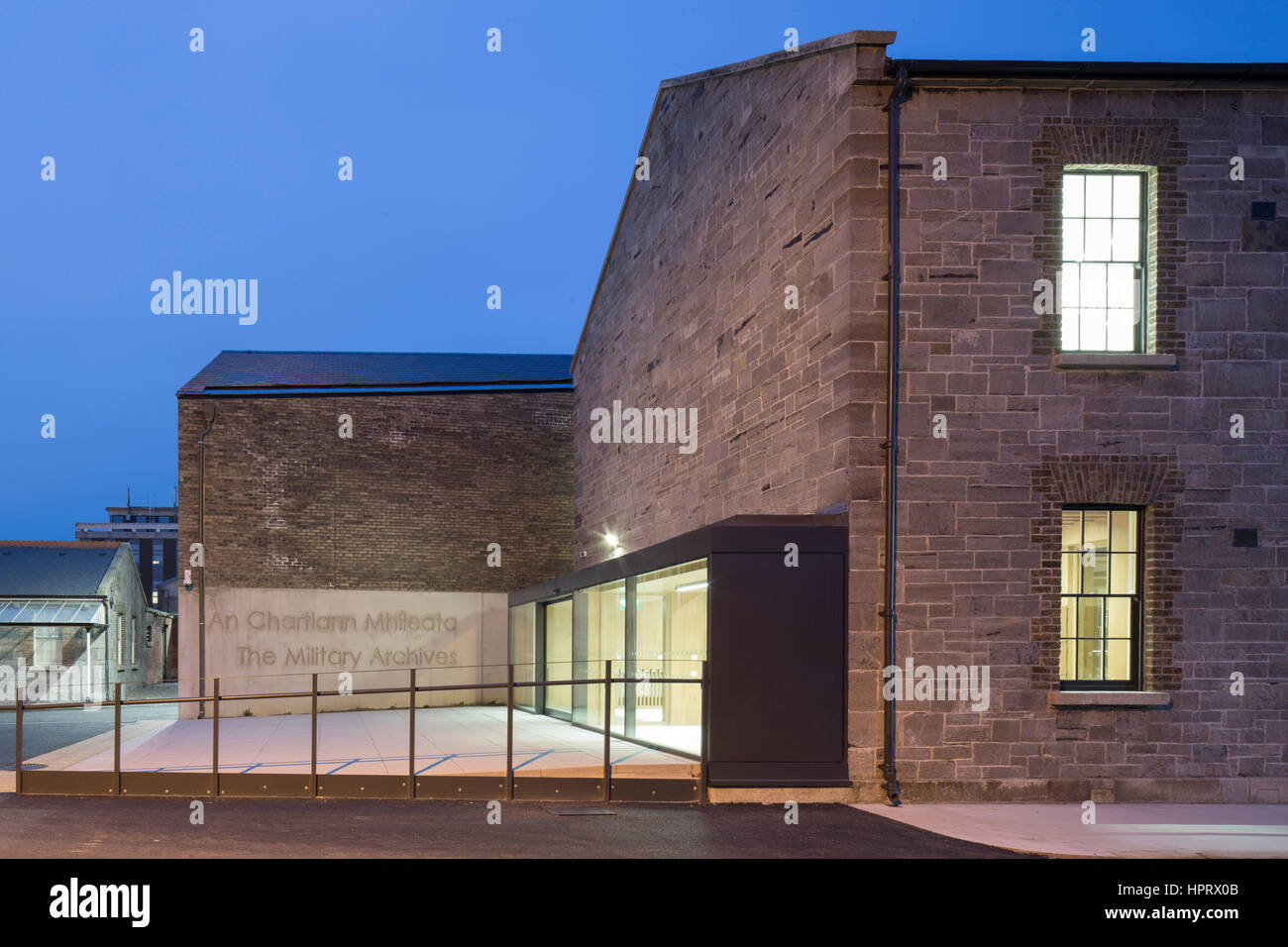 Une élévation de crépuscule oblique archive's nouvelle entrée avec intérieurs sombres. Archives militaires de Dublin, Dublin, Irlande. Architecte : l'architecte Mulvin McCullough Banque D'Images