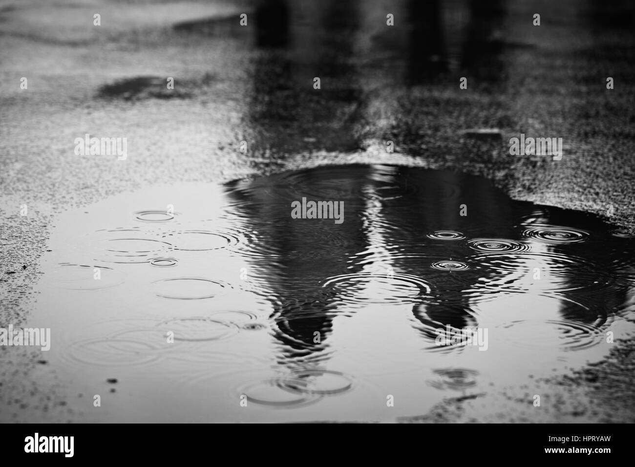 Flaque d'eau dans la pluie - selective focus Banque D'Images