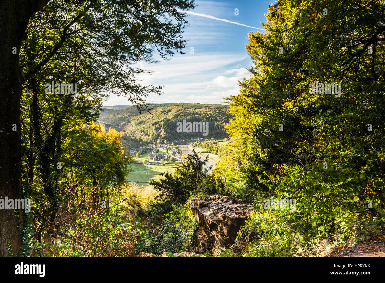 Vue depuis la chaire du diable sur la vallée de la Wye et Abbaye de Tintern dans Monmouthshire, Wales. Banque D'Images