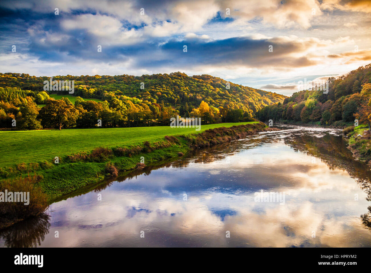 Un automne coucher de soleil sur la rivière Wye et la vallée de la Wye dans Monmouthshire, Wales. Banque D'Images