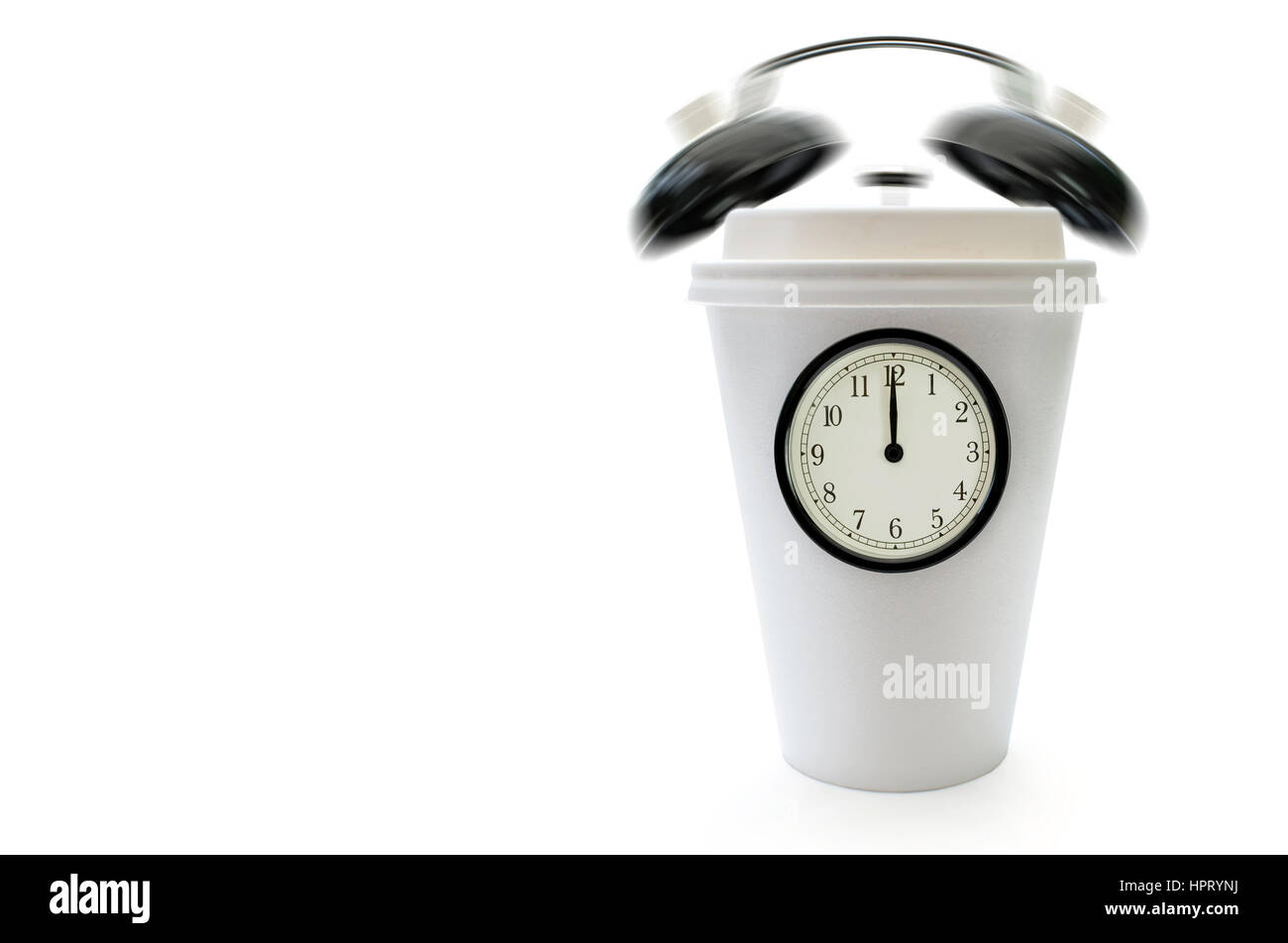 Prendre une pause avec concept d'horloge et les cloches sonner autour d'une tasse de café en plastique avec de l'espace Banque D'Images