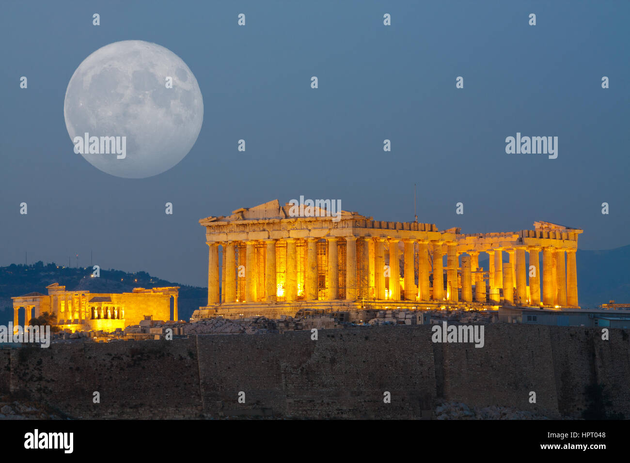 Le Parthénon à la colline de l'Acropole à Athènes, Grèce tourné en heure bleue avec la Lune se levant au-dessus le ciel Banque D'Images