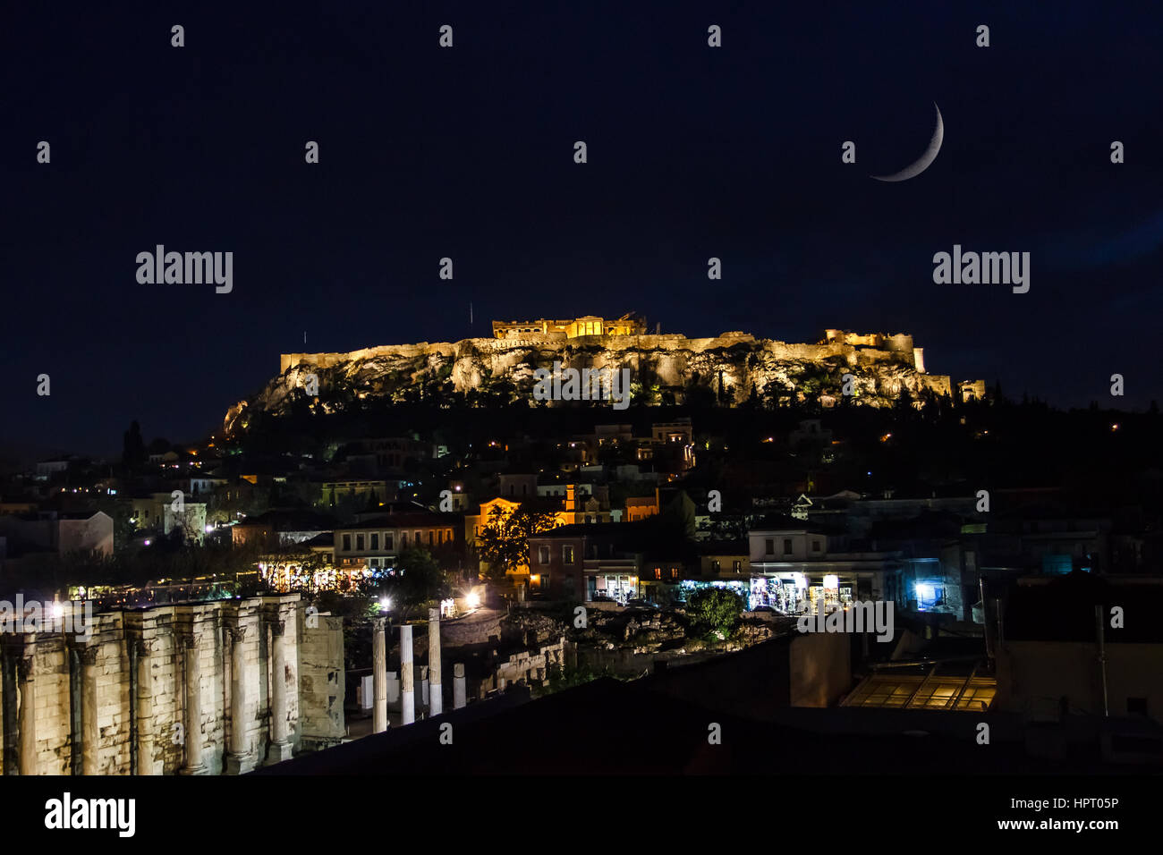 Le Parthénon à la colline de l'Acropole à Athènes, Grèce tourné en heure bleue avec la Lune se levant au-dessus le ciel Banque D'Images