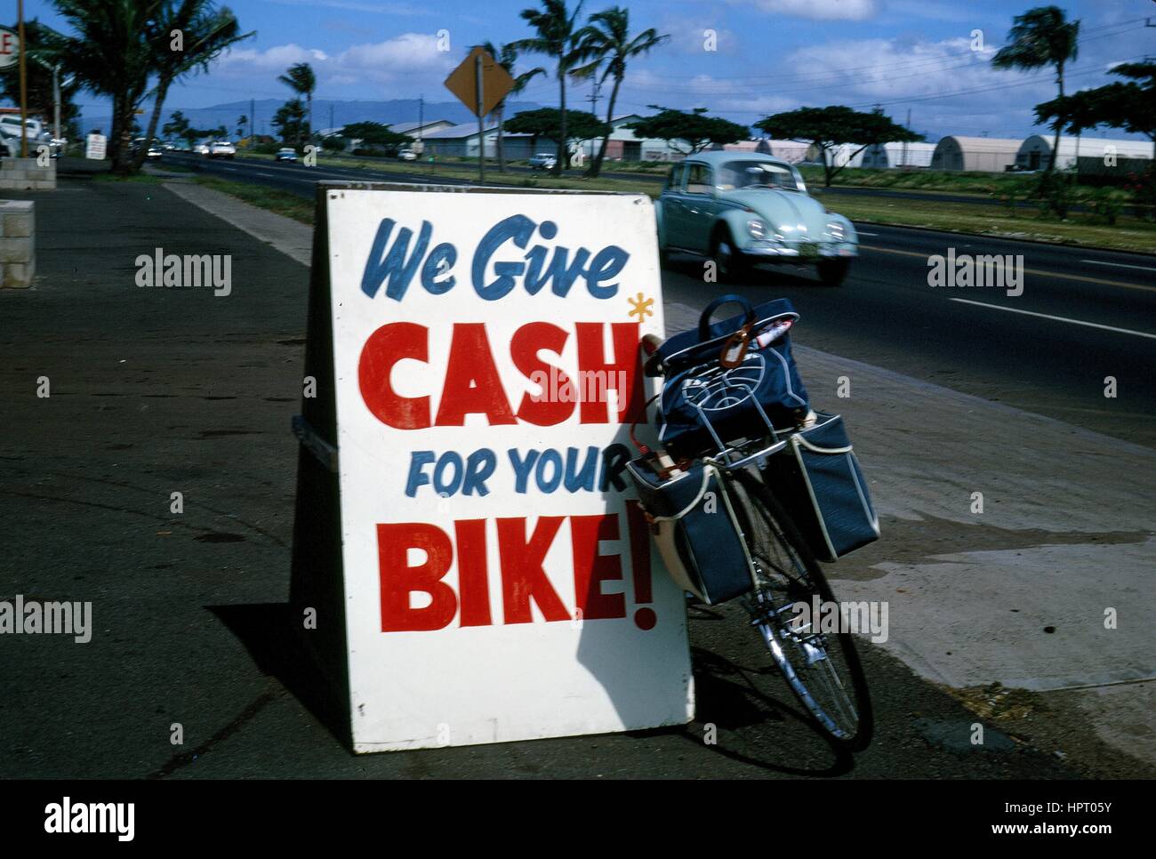 Sacoches de vélo avec s'appuyant sur une lecture signe peint à la main "nous donner de l'argent pour votre vélo', Hollande, 1965. Banque D'Images