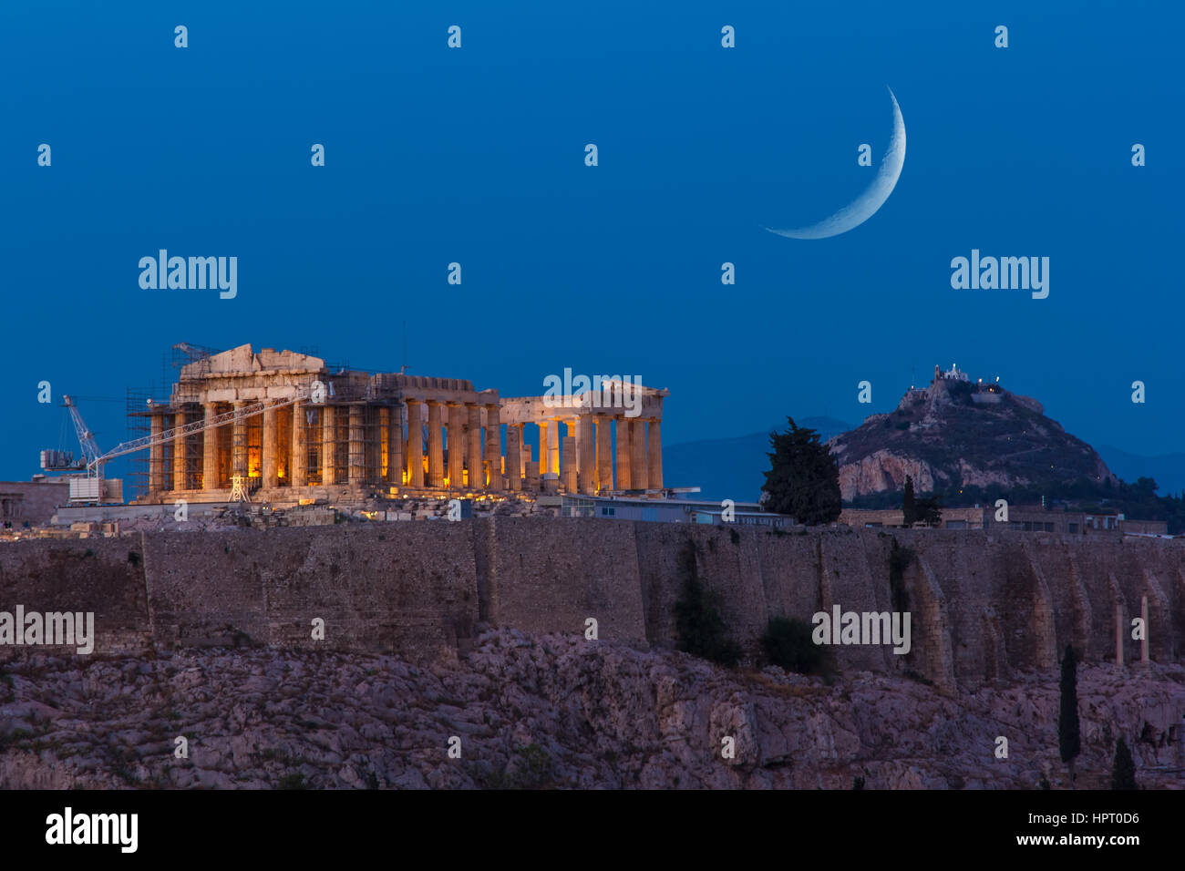 Le Parthénon à la colline de l'Acropole à Athènes, Grèce tourné en heure bleue avec la Lune se levant au-dessus le ciel Banque D'Images