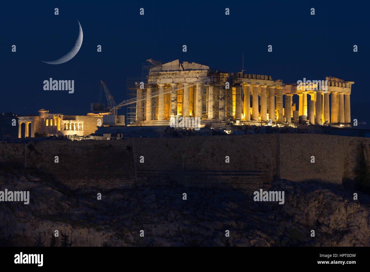 Le Parthénon à la colline de l'Acropole à Athènes, Grèce tourné en heure bleue avec la Lune se levant au-dessus le ciel Banque D'Images