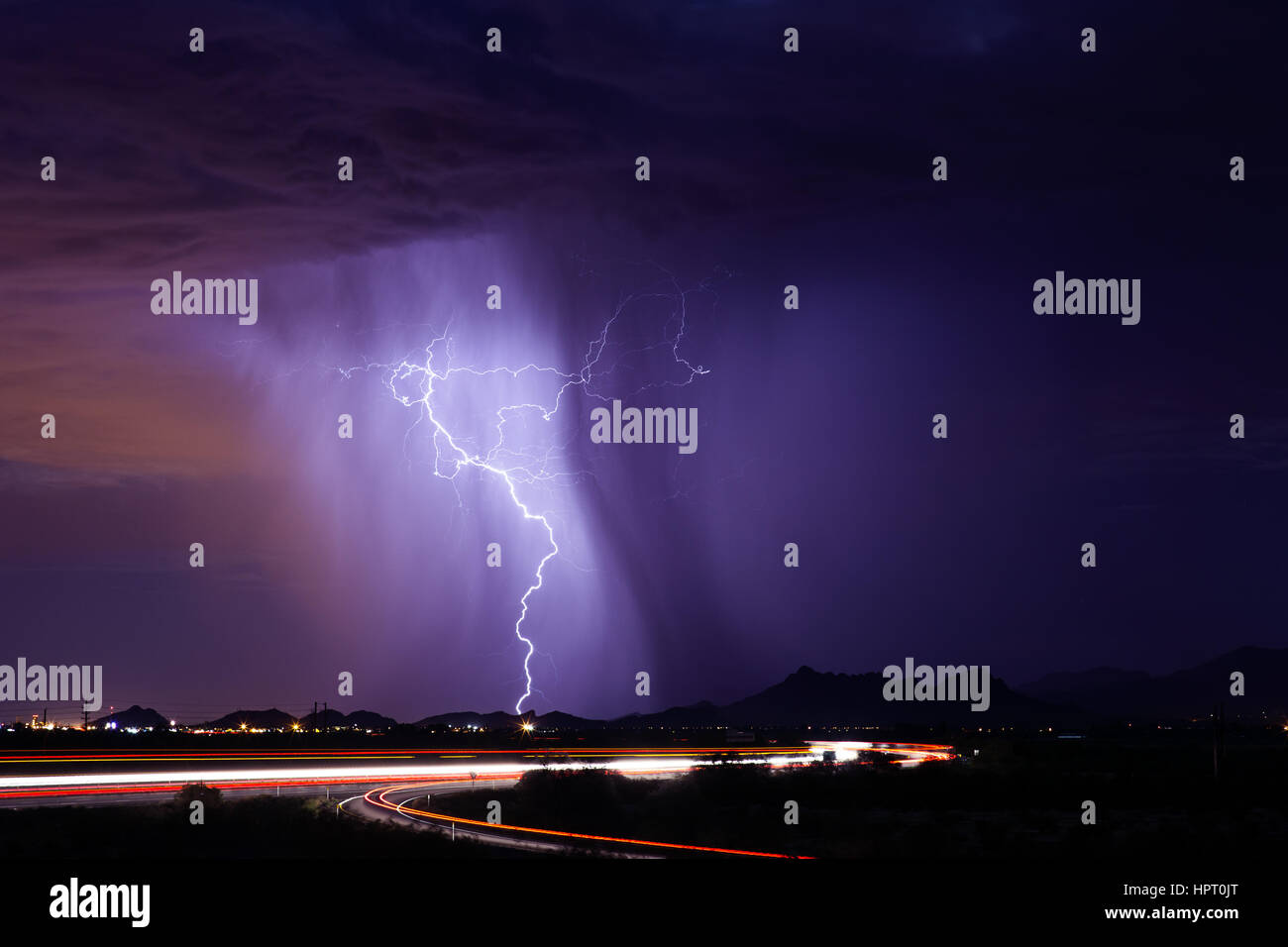 Orage avec des éclairs au-dessus de Tucson, Arizona Banque D'Images