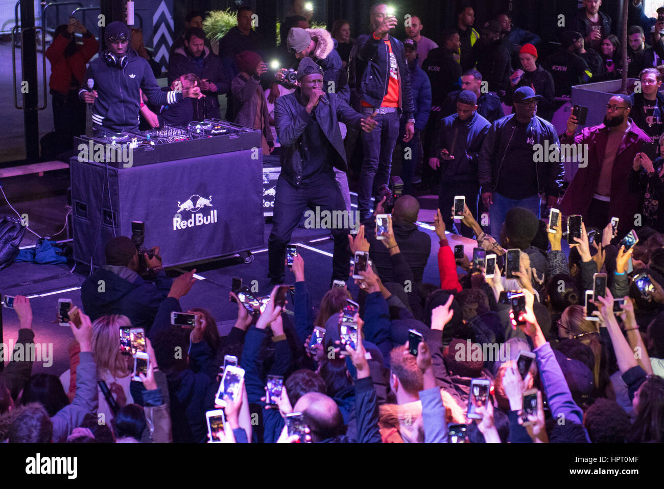 Grime MC Stormzy joue un concert surprise au Boxpark Croydon, dans le sud de Londres, pour promouvoir son premier album « Gang Signs & Prayer ». Banque D'Images