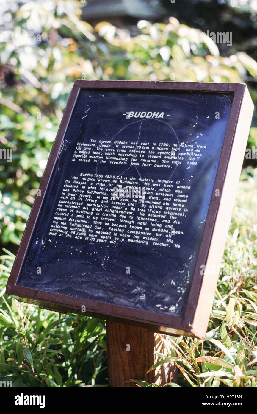 La signalisation pour une statue de Bouddha dans le jardin de thé japonais Hagiwara, Golden Gate Park, San Francisco, Californie, 1978. Banque D'Images