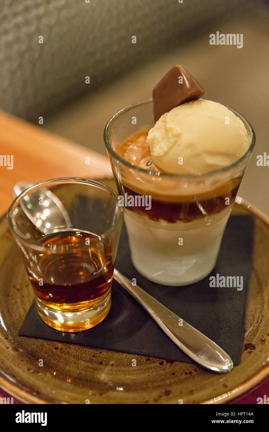 Affogato - Glace à la vanille, sauce caramel et Espresso, servi avec l'Amaretto Banque D'Images