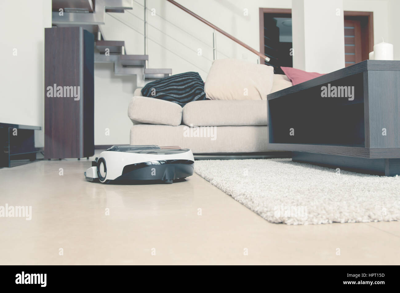 Robot-aspirateur travaillant dans modern home Banque D'Images