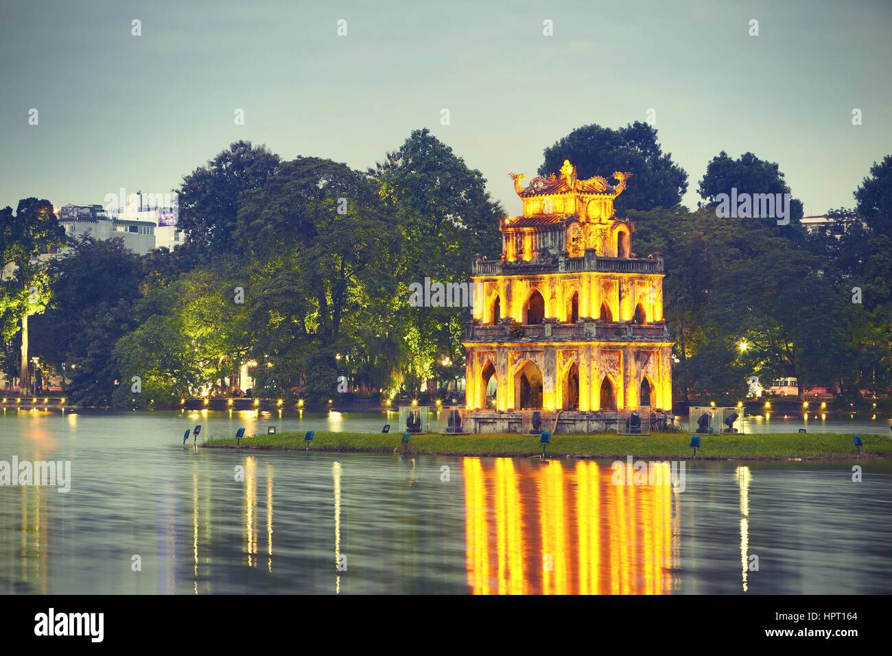 Lac Hoan Kiem (lac de l'épée restituée) et Turtle Tower à Hanoi - Vietnam Banque D'Images