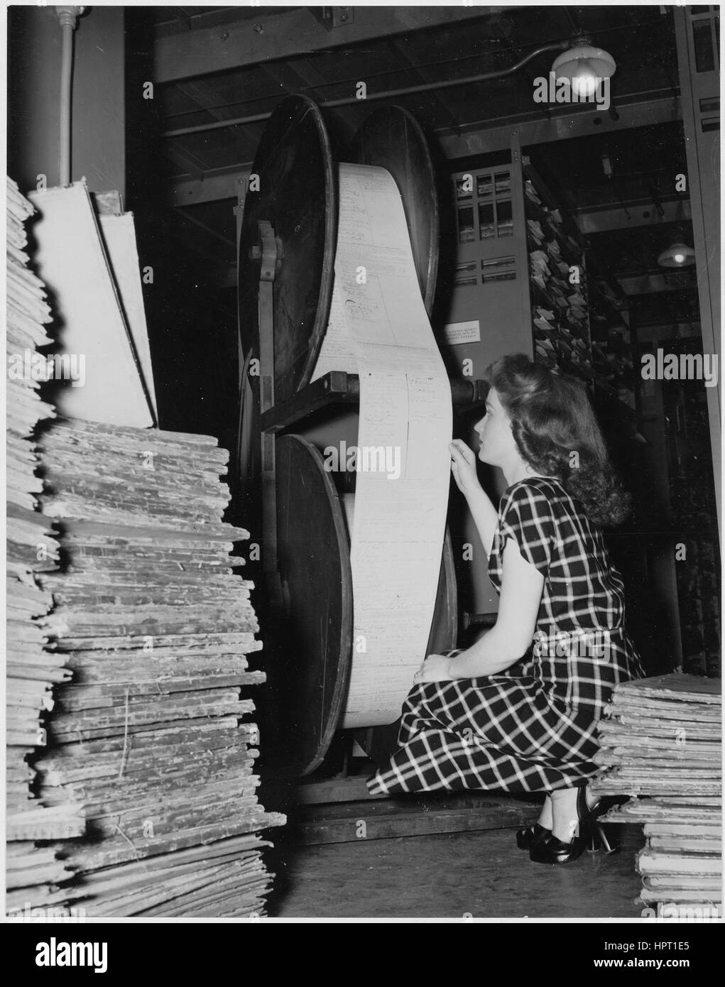 Un employé des Archives nationales exemples d'une grande pétition, Washington, DC, 1960. Banque D'Images