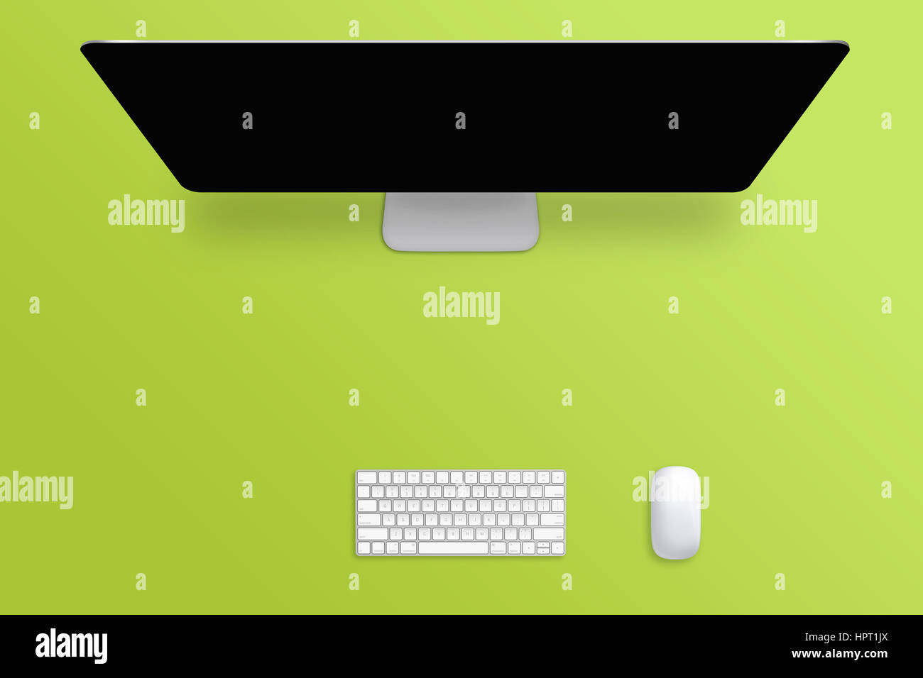 L'écran de l'ordinateur, clavier et souris sur vert vide bureau. Espace libre pour le texte. Écran noir pour une maquette. Banque D'Images