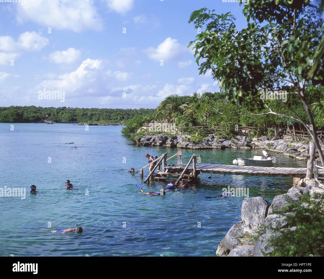 Les plongeurs en entrant lagon à Xel-Ha Parc National, Riviera Maya, Quintana Roo, Mexique de l'État Banque D'Images