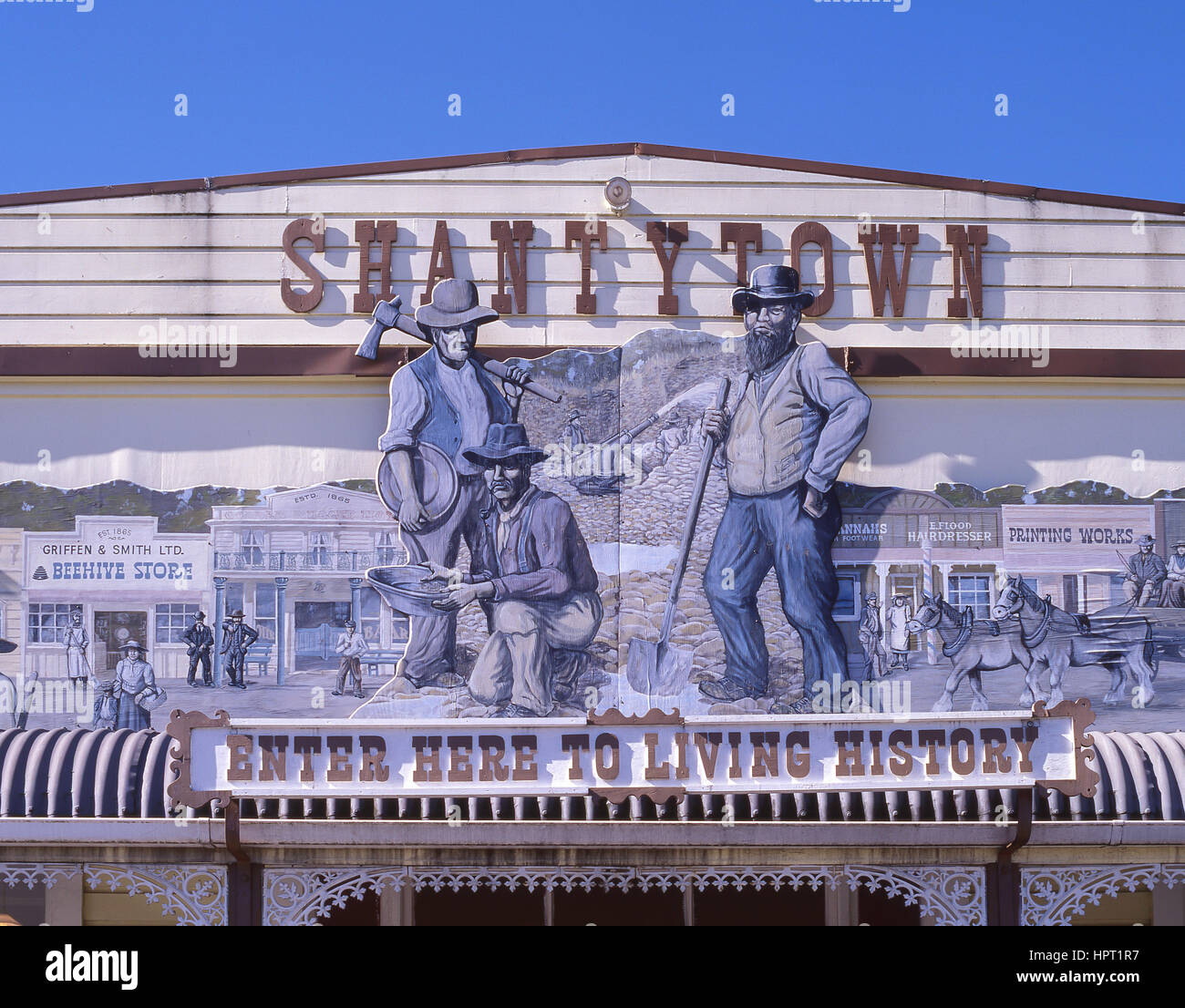 Entrée à la ville minière d'or du 19ème siècle, Shantytown, Greymouth (Māwhera), région de la côte ouest, île du Sud, nouvelle-Zélande Banque D'Images