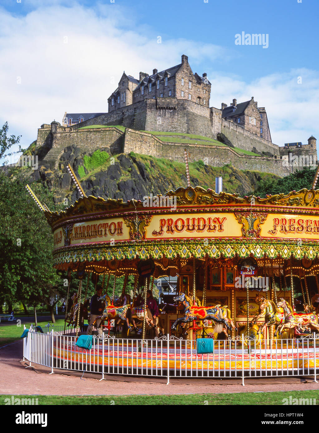 Carrousel pour enfants sous le château d'Édimbourg, Princes Street, Edinburgh, Lothian, Ecosse, Royaume-Uni Banque D'Images