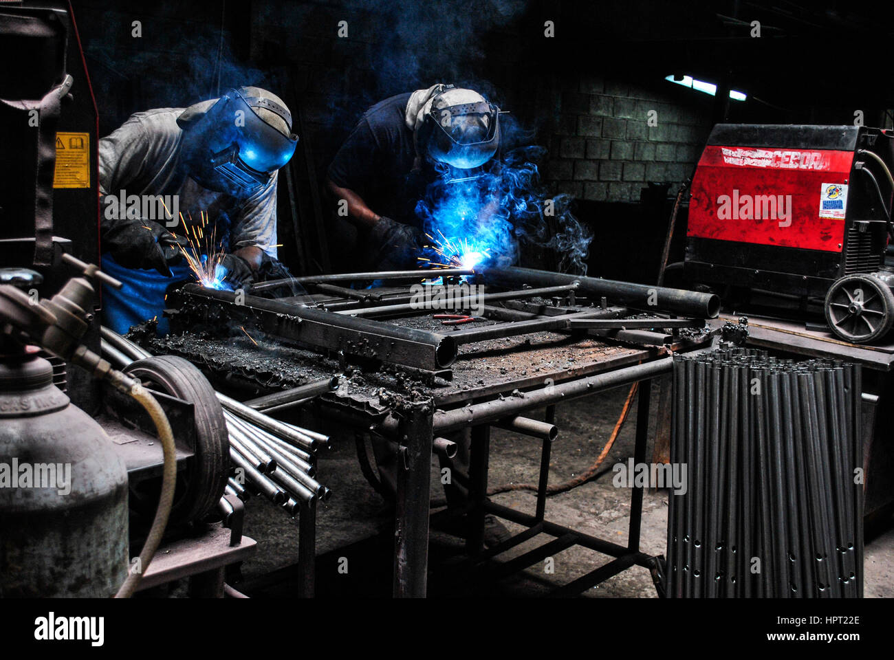 Les soudeurs. L'industrie métallurgique. Guayaquil. L'Équateur Banque D'Images