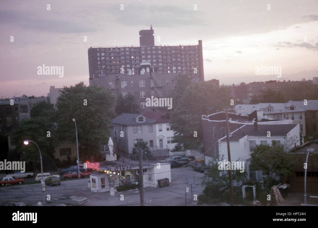 Une règle du jeu ice cream store est visible à l'avant d'un bâtiment de logements publics dans le Bronx, New York City, New York, 1975. Banque D'Images